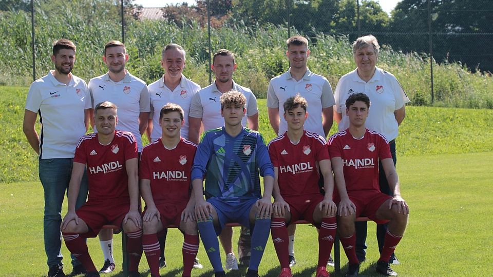 Die Walkertshofener Funktionäre und Trainer mit ihren Neuzugängen 