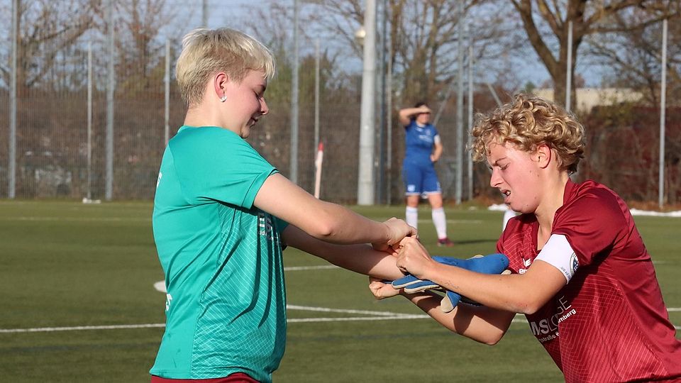 Unfreiwilliger Wechsel: Weil Keeperin Lena Knof verletzt raus musste, ging Feldspielerin Felicia Schwald (l.) ins Gilchinger Tor; Kapitänin Sophie Junghans half ihr, die Handschuhe anzuziehen.