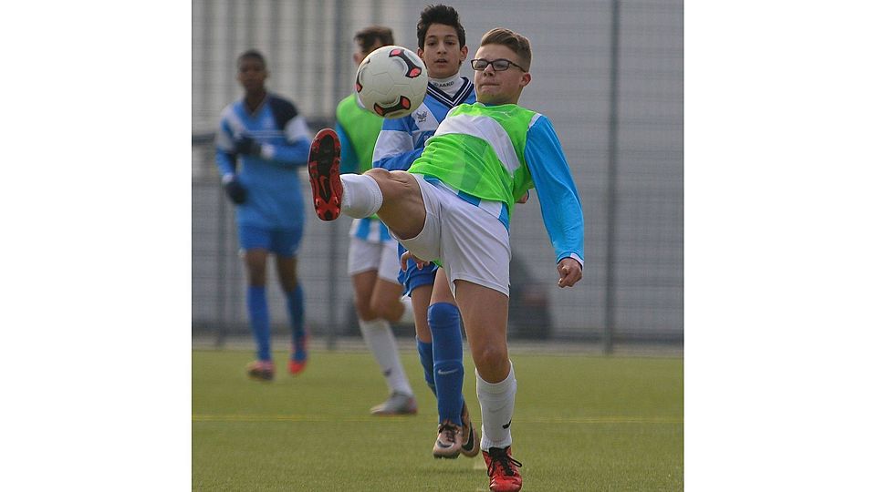 Hohes Bein von Nauheims C-Jugend-Fußballer Luca Ardito im Spiel gegen Ginsheim. Foto: Uwe Krämer