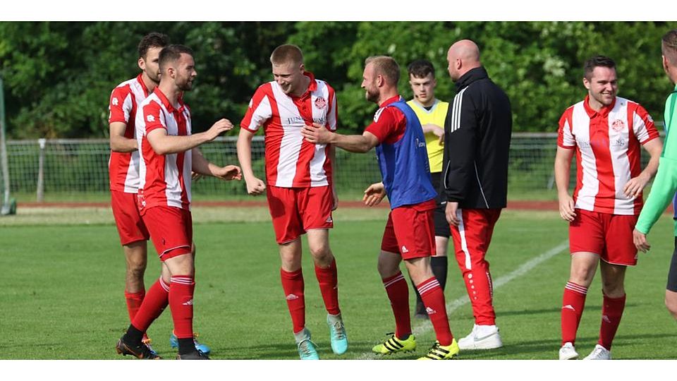 Das Sahnehäubchen: Der eingewechselte Thies Naujoks (Mitte) hat in der 86. Minute das 4:0 für Rot-Weiß Hartenrod erzielt und die A-Liga-Tür für Gladenbachs Reservisten noch ein bisschen fester verrammelt. Das Sahnehäubchen: Der eingewechselte Thies Naujoks (Mitte) hat in der 86. Minute das 4:0 für Rot-Weiß Hartenrod erzielt und die A-Liga-Tür für Gladenbachs Reservisten noch ein bisschen fester verrammelt. © Jens Schmidt