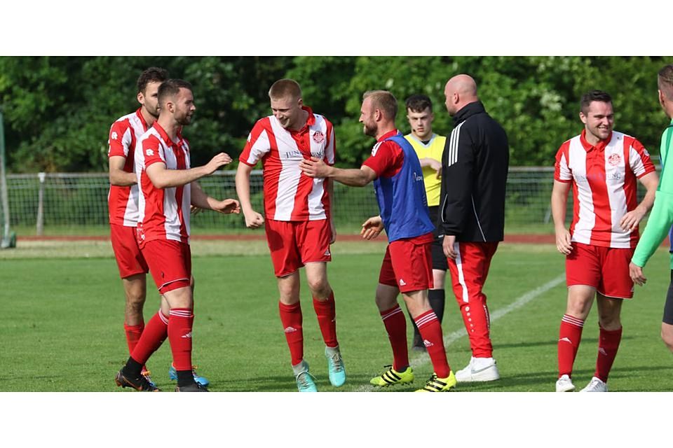 Das Sahnehäubchen: Der eingewechselte Thies Naujoks (Mitte) hat in der 86. Minute das 4:0 für Rot-Weiß Hartenrod erzielt und die A-Liga-Tür für Gladenbachs Reservisten noch ein bisschen fester verrammelt. Das Sahnehäubchen: Der eingewechselte Thies Naujoks (Mitte) hat in der 86. Minute das 4:0 für Rot-Weiß Hartenrod erzielt und die A-Liga-Tür für Gladenbachs Reservisten noch ein bisschen fester verrammelt. © Jens Schmidt