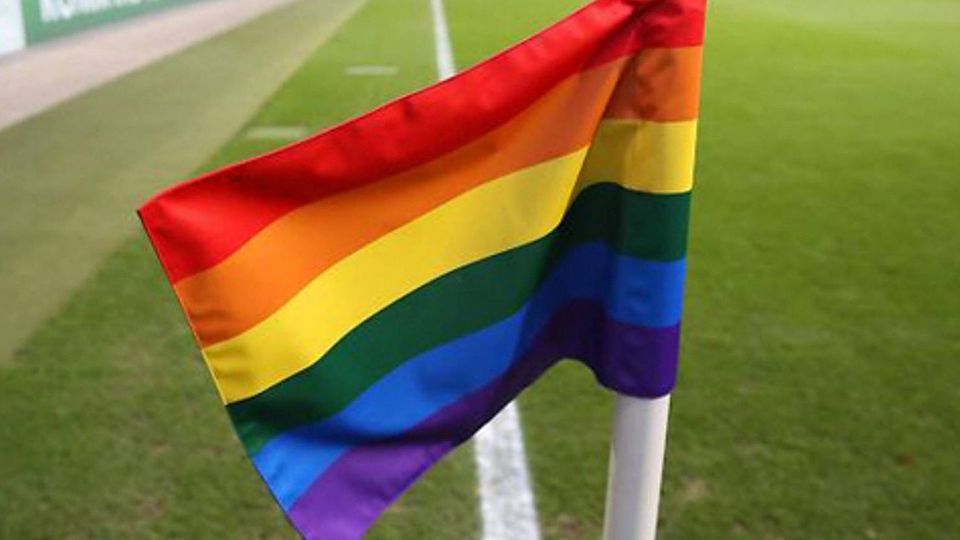 Symbolische Aktionen gab es im deutschen Fußball schon viele zum Thema Homosexualität. Outings von Aktiven sind hingegen absolute Ausnahmen.