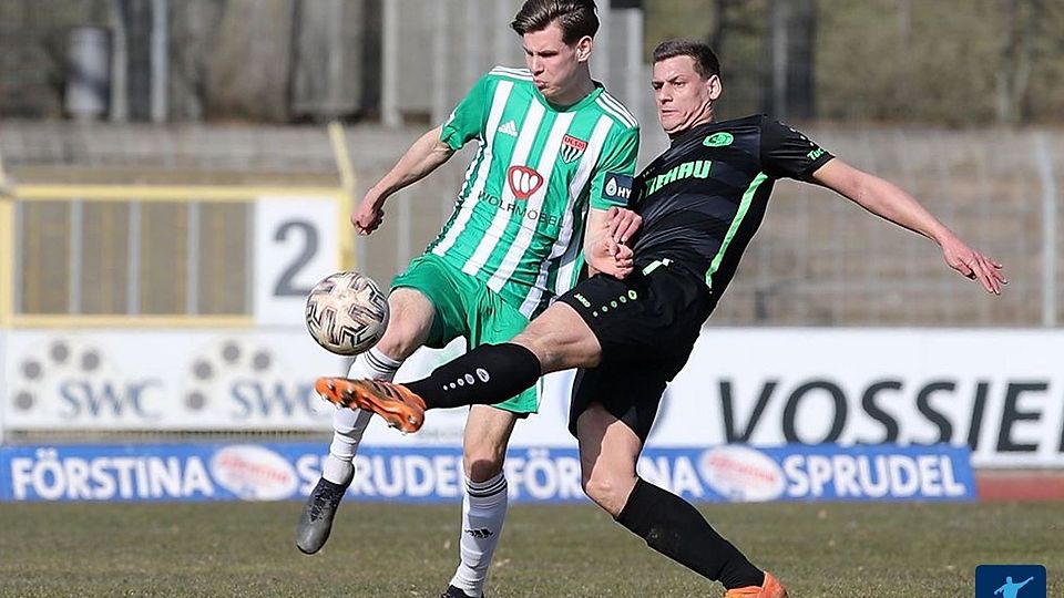 Nico Pfarr (li.) ist weiterhin für den 1. FC Schweinfurt 05 am Ball.