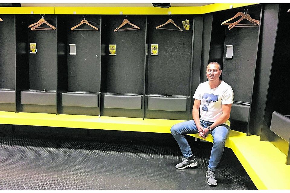 Erinnerung an seinen ersten Tag am Tivoli: Vor vier Jahren erkundet Trainer Fuat Kilic erstmals die Spielerkabine von Alemannia Aachen.