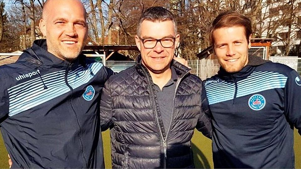 Kühbachs Vorsitzender Stefan Schneider (Mitte) setzt künftig auf die Zusammenarbeit mit David Niedermeier (links) und Fabian Hürzeler der Münchner Fußballschule.	F.: Josef Mörtl