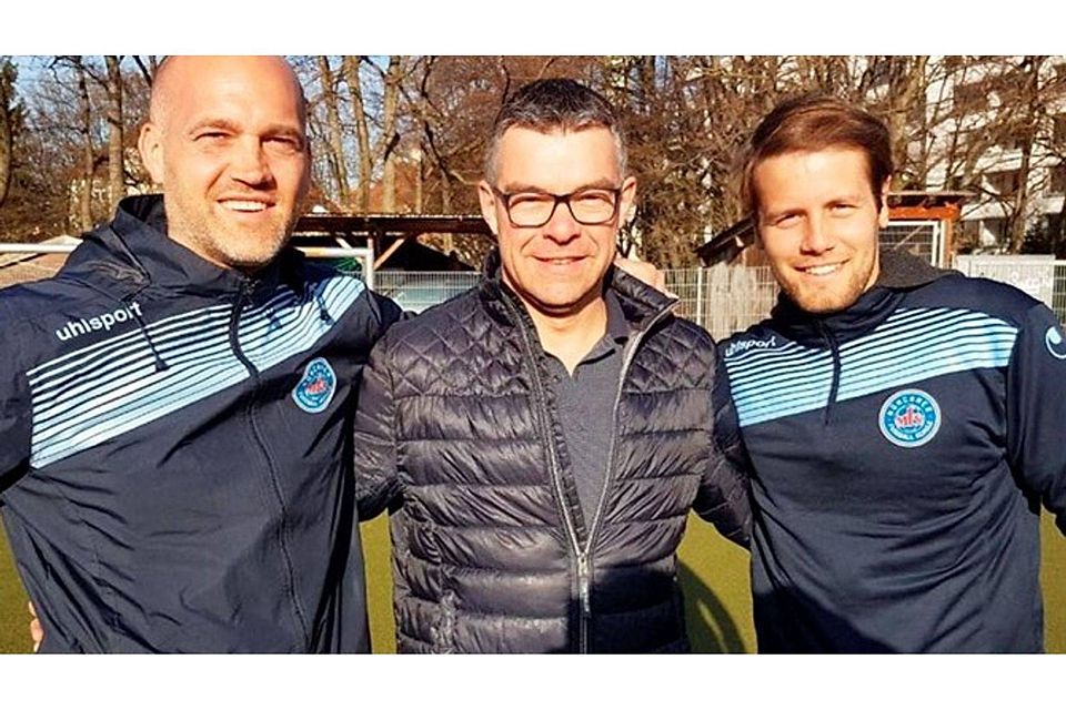 Kühbachs Vorsitzender Stefan Schneider (Mitte) setzt künftig auf die Zusammenarbeit mit David Niedermeier (links) und Fabian Hürzeler der Münchner Fußballschule.	F.: Josef Mörtl