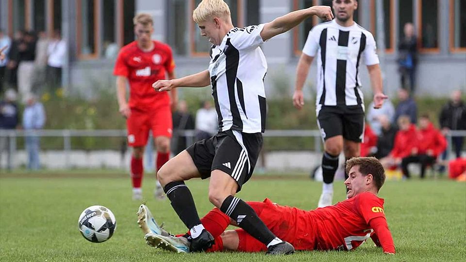 Kalvi Rumohr (li., Heikendorfer SV) macht mit seinem 3-1 früh den Deckel drauf.