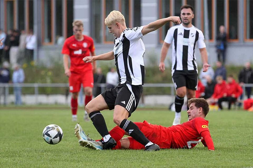 Kalvi Rumohr (li., Heikendorfer SV) macht mit seinem 3-1 früh den Deckel drauf.