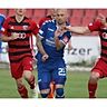 Kampf um den Ball: Ingolstadts Kapitän Jonatan Kotzke versucht, den wieselflinken Pipinsrieder Stürmer Manuel Müller vom Ball zu trennen. Foto: hae