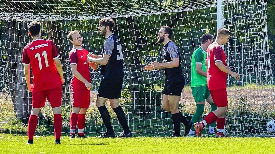 Ball im falschen Netz: Feldkirchen feiert das 1:1 von Jonas Anneser, Zorneding um Keeper David Sibila ist konsterniert.