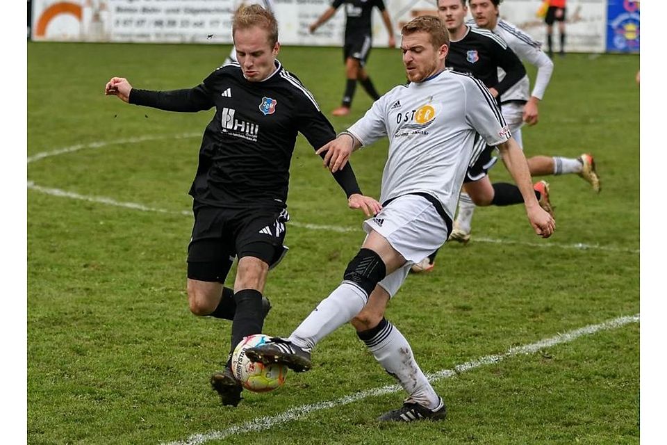 Die SG Guldenbachtal (weiß) und Merxheim lieferten sich ein umkämpftes Duell.	Foto: Sebastian Bohr
