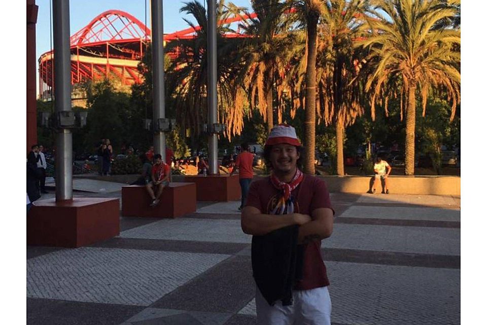 Hörlkofener in Lissabon: Martin Wiethaus hat nicht nur die Schweiz kennengelernt. Hier steht er am Estadio da Luz vor dem Champions-League-Spiel der Bayern bei Benfica. privat