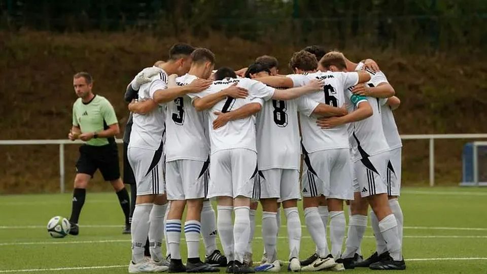 Wird der eingeschworene Haufen des VfB Aßlar den in die Mannschaft gesetzten Erwartungen gerecht? Der Drittplatzierte der Vorsaison ist der Topfavorit auf die Meisterschaft in der Fußball-A-Liga Wetzlar. © Isabel Althof