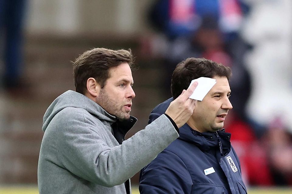 Weiter Seite an Seite: 1860-Sportchef Christian Werner (l.) spricht Chefcoach Argirios Giannikis erneut das Vertrauen aus.