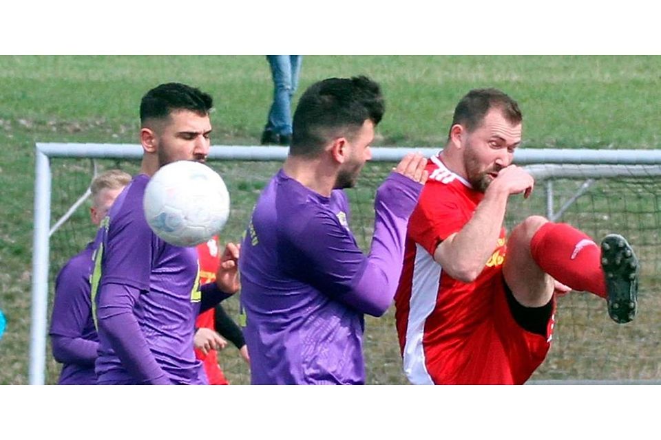 Ein Spiel, ein Sieg gegen Momberg lautet die Aufstiegsrundenbilanz der SG Silberg/Eisenhausen. Können Dominic Blöcher (rechts) und Co. auch Oberes Edertal das Wasser reichen? Foto Wilfried Hartmann 