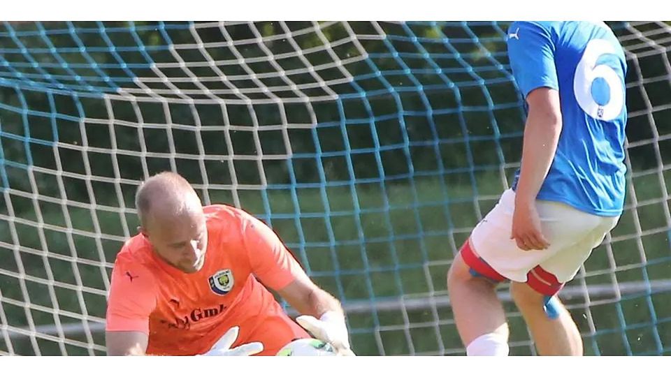 Einsatz ohne Ende: Ben Zint (r.) scheitert in dieser Szene zwar an Roman Hellhund von der SG Waldsolms, überwindet den Keeper aber beim 5:2 zweimal und steht exemplarisch für den Aufschwung bei Fußball-Gruppenligisten FC Burgsolms. © Steffen Bär