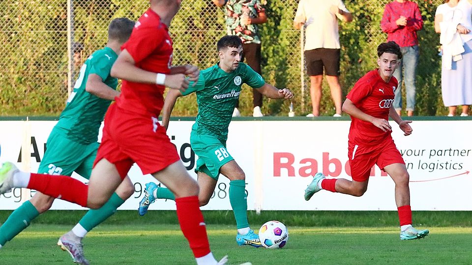 Regensburgs Philip Bockes (am Ball) auf dem Weg zum 2:1-Siegtreffer.
