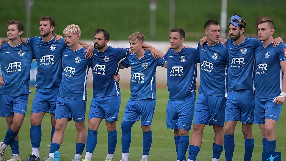 Arm im Arm beim Elfmeterschießen: Die Kicker des FC Dingolfing bewiesen vom Punkt starke Nerven!