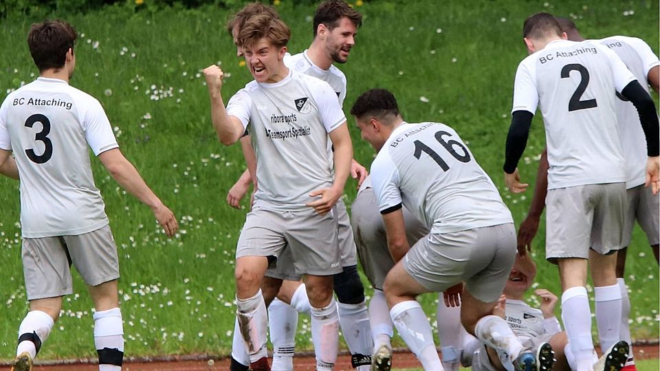 Die Spieler des BC Attaching bejubeln ein Tor.