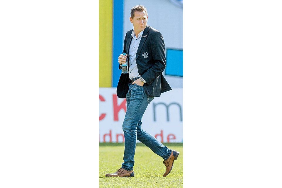 Nur ein kurzer Blick zurück: Uwe Klein, Sportlicher Leiter des FC Hansa, ist von einem Sieg in Dresden und damit vom Klassenerhalt der Rostocker überzeugt. Georg Scharnweber
