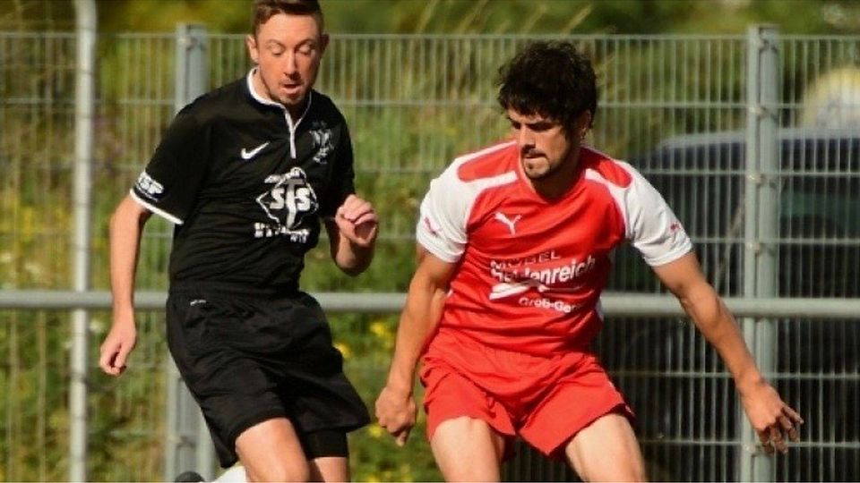 Alle Augen auf den Ball: Spielertrainer Florian Auer (links) verliert mit dem SV 07 Geinsheim II in der A-Liga mit 0:2 Toren bei SKV Büttelborn II (rechts Michael Hallstein).	Foto: Uwe Krämer