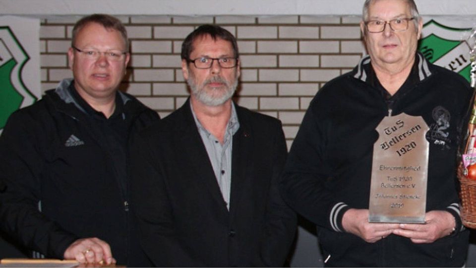 Ehrung: (v.l.) Ralf Niemann, Horst Sündermann, Johannes Stieneke. Foto: TuS Bellersen