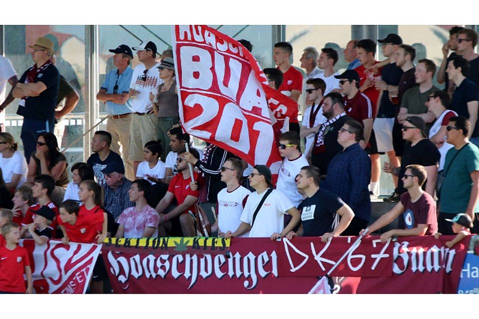 Fans des SV Heimstetten im Relegationsspiel gegen TSV Rain/Lech foto: Dieter Michalek 