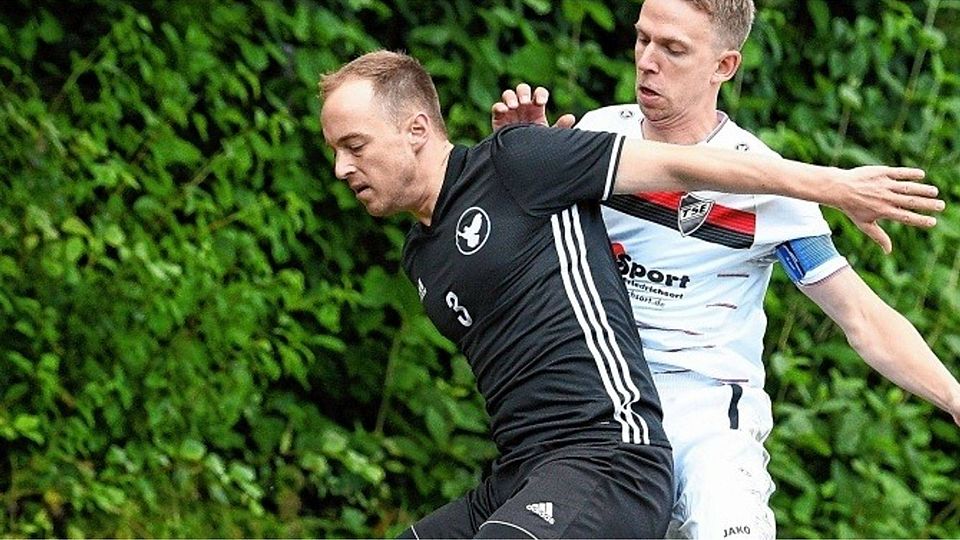 Ball gekonnt abgeschirmt: Christoph Fund (links) vom FC Torpedo lässt den Einfelder  Marco Huss  nur an der Kugel „schnuppern“. Foto:Sell
