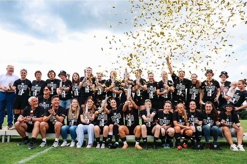 19 Siege, 3 Remis, keine Niederlage: Die Frauen SC Alemannia Straß hatten allen Grund zu feiern.