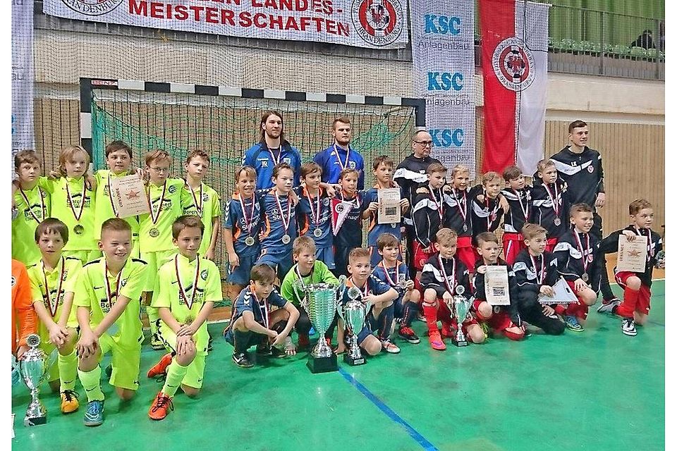 Die E-Junioren vom FC Energie (r.) holten einen der drei Cottbuser Medaillenplätze bei den Hallenlandesmeisterschaften. Foto: Frank Lyttko