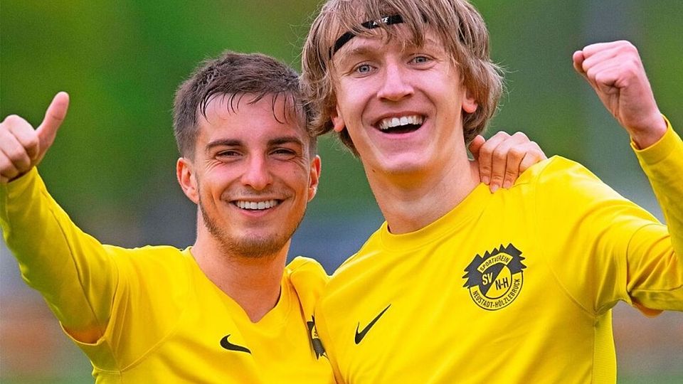 Glückskinder: Leonhard Teudt (rechts) traf zum ersten Mal überhaupt für die Bezirksliga-Mannschaft des SV Hölzlebruck – und dann gleich zum Siegtreffer in der Nachspielzeit. Mit ihm freut sich Lorenz Wirbser. 