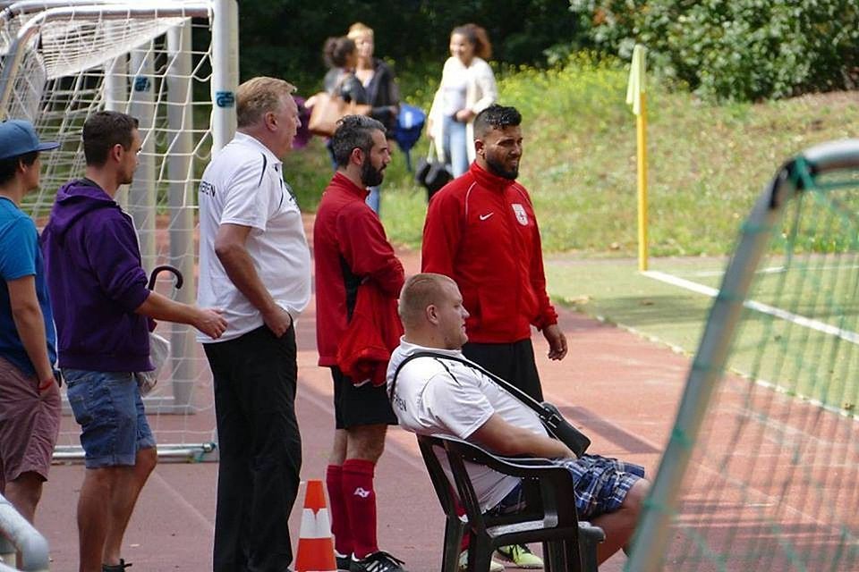 Für die kommende Saison baut sich Eintracht-Trainer Ralf Gehrke (in weiß, stehend) sein Team selbst zusammen.