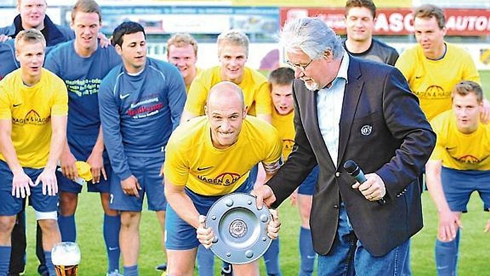 Hat mit seinem Verein viel erreicht: Vor zwei Jahren  durfte sich Torsten Kliefoth vom NFV-Vorsitzenden Werner Busse zur Bezirksliga-Meisterschaft gratulieren lassen. Nun beendet der Routinier seine Laufbahn. Björn Lichtfuß