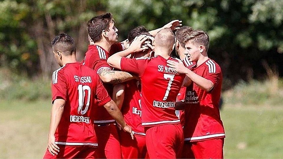 So sehen Derbysieger aus. Die Spieler der SGN Diedenbergen bejubel den Derbysieg über den FC Lorsbach. F: Lorenz