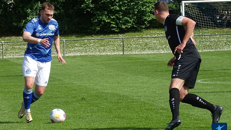 Der Guntersblumer Angreifer Luke Vollrath (links) - hier im gegen Sebastian Kühn vom VfL Fontana Finthen, brach beim Bezirksliga-Duell in Wörrstadt im November auf dem Platz zusammen.