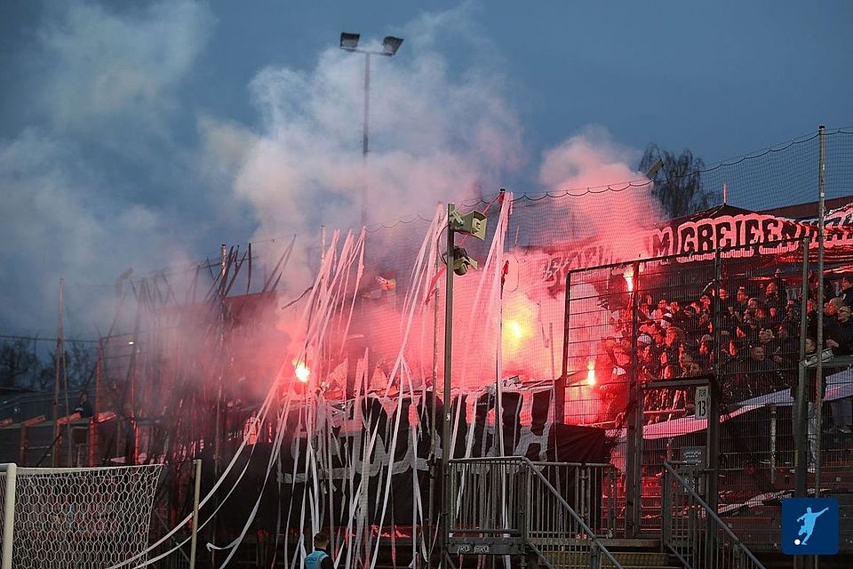 Mehr als 250 Fans aus Burghausen hatten ihr Team nach Würzburg begleitet.