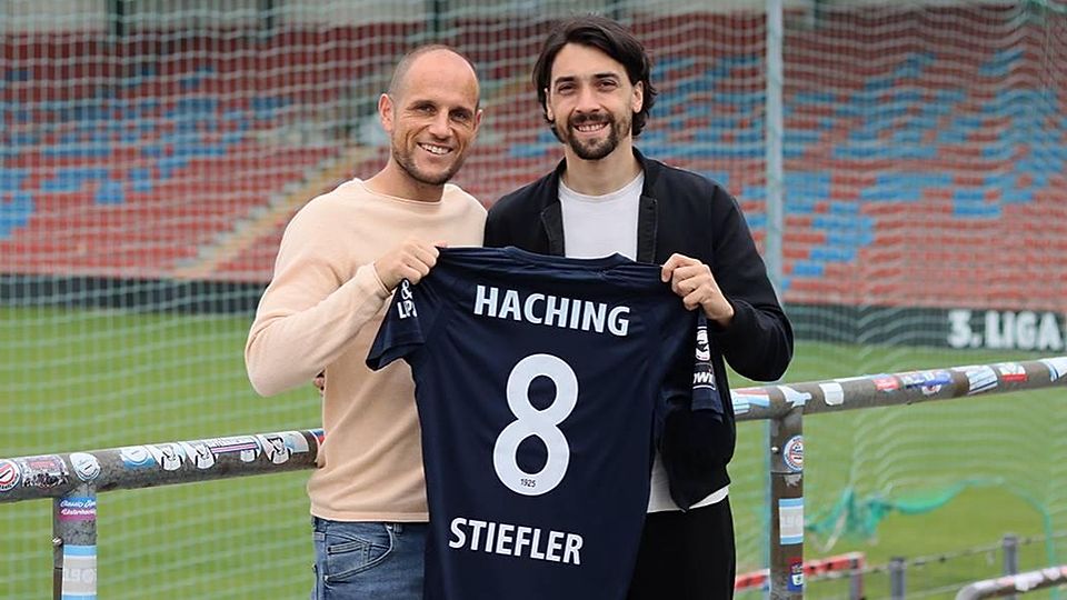 Weiter zusammen für Haching: Manuel Stiefler (l.) und der spielende Sportdirektor Markus Schwabl. Der Bayreuther fühlt sich in Haching pudelwohl