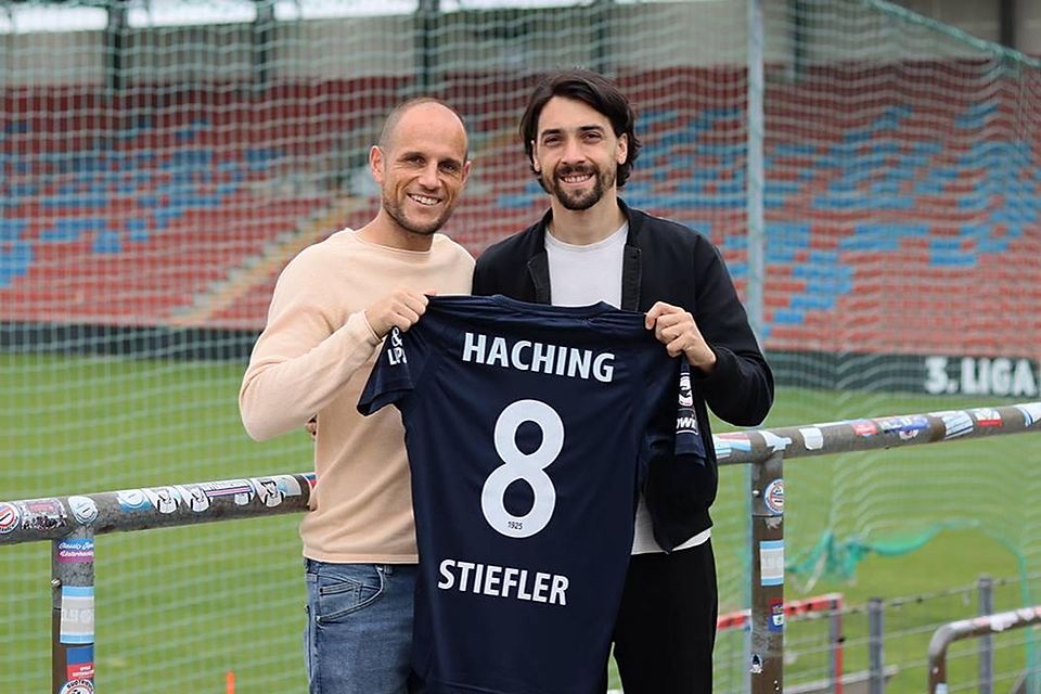 Weiter zusammen für Haching: Manuel Stiefler (l.) und der spielende Sportdirektor Markus Schwabl. Der Bayreuther fühlt sich in Haching pudelwohl