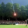 Unter anderem mit Leuchspurraketen beschossen die Kickers-Fans das Spielfeld.