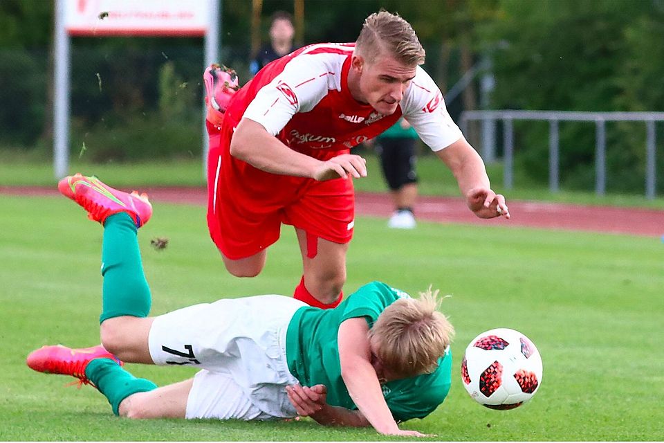 Oft lässt sich Neutraublings Kevin Rääbis (in Rot) nur mit unfairen Mitteln vom Ball trennen.