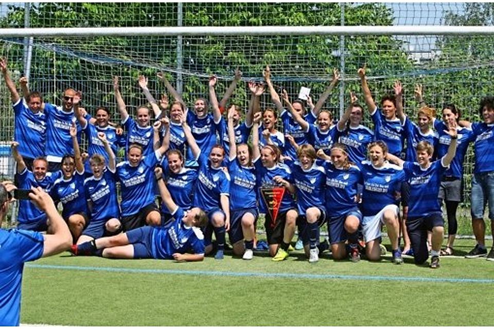 Ein Foto für die Ewigkeit: Die Frauen des TSV Münchingen sind Meister.  Foto: Andreas Gorr