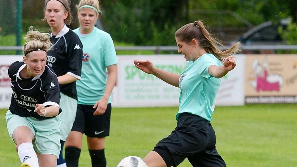 Aller Einsatz war vergebens: Der SV Adelshofen (schwarzes Trikot) fand keinen Weg durch die Defensive der SG Eglfing/Peißenberg.