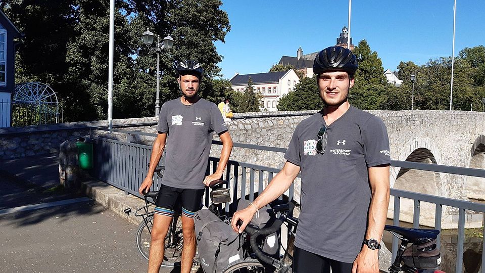 Zurück in Wetzlar vor der alten Lahnbrücke. Die Spendenradler sind zufrieden., 