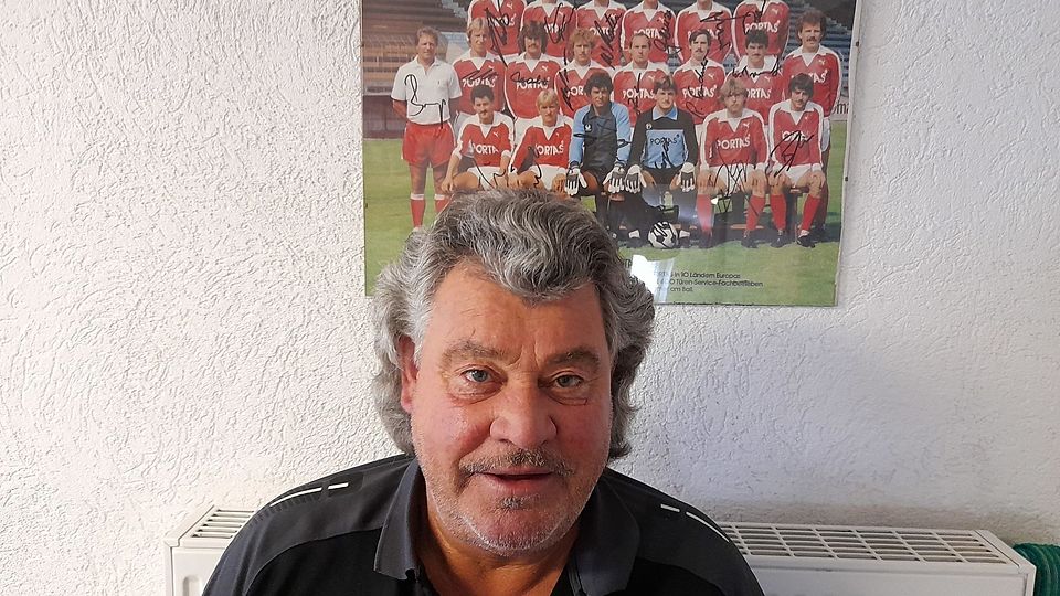 Bernd Walz vor dem Mannschaftsfoto der Kickers, aus deren Abwehr er von 1976 bis 1982 nicht wegzudenken war.