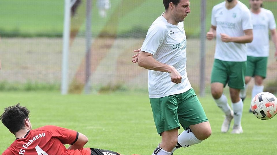 Ein Bein gestellt: Der FC Eichenau (rotes Trikot) hat das Aufstiegsduell gegen Gröbenzell gewonnen.