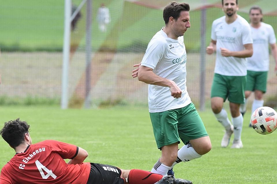 Ein Bein gestellt: Der FC Eichenau (rotes Trikot) hat das Aufstiegsduell gegen Gröbenzell gewonnen.
