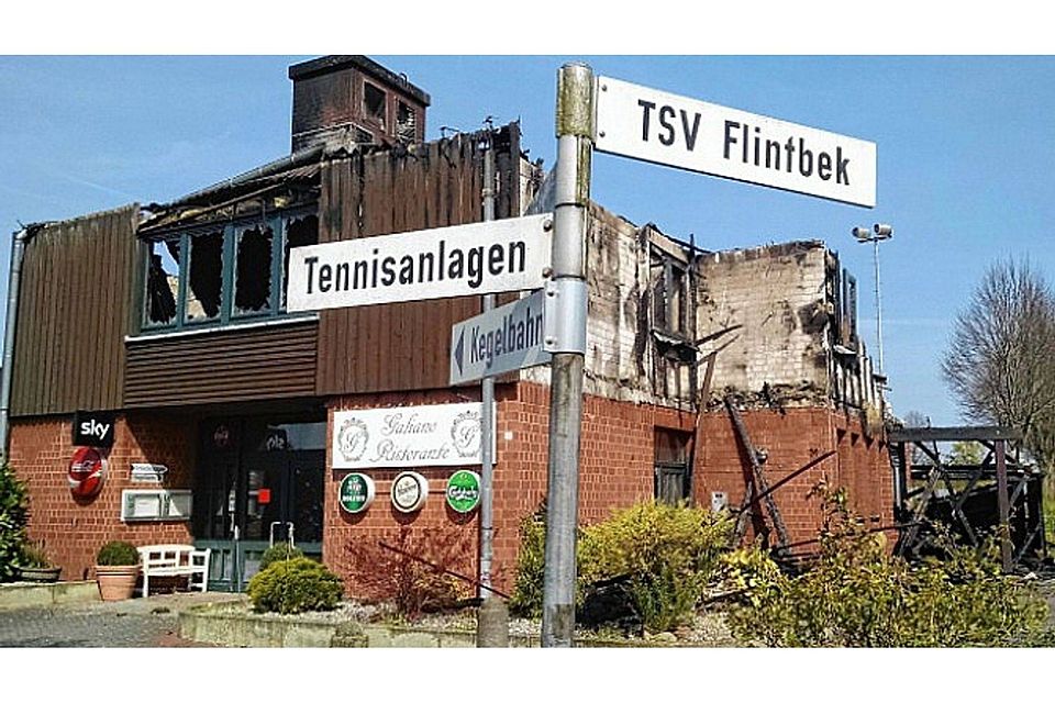 In Schutt und Asche: Ein Großteil des Bürger- und Sportzentrums in Flintbek ist in der Nacht zum Sonntag ausgebrannt. Foto: wti