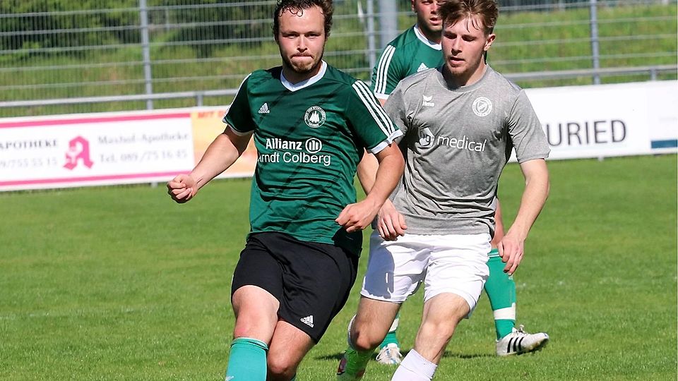 Wieder nur zur Punkteteilung reichte es für den TSV Neuried um Florian Hessenberger (l.) gegen den SV Raisting.