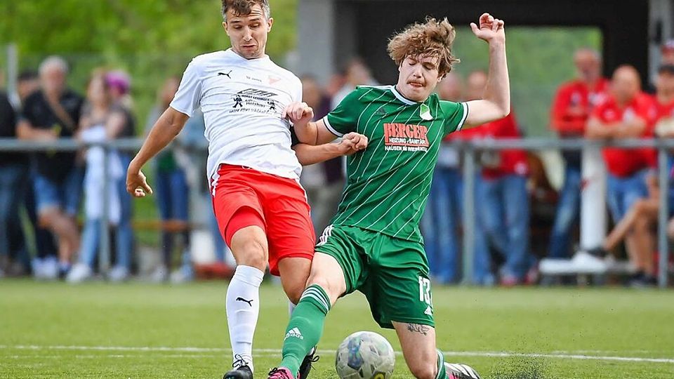 Niclas Boos vom FC Hausen (rechts) erobert in dieser Szene den Ball von Tobias Wagner (TuS Kleines Wiesental).  | Foto: Gerd Gründl