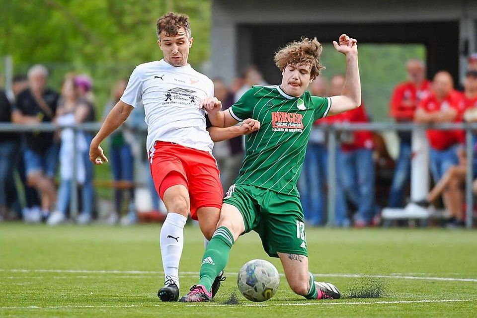 Niclas Boos vom FC Hausen (rechts) erobert in dieser Szene den Ball von Tobias Wagner (TuS Kleines Wiesental).  | Foto: Gerd Gründl